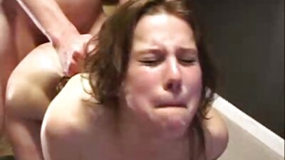 Skitten gammel mann har bad sammen med tenåringsjenta